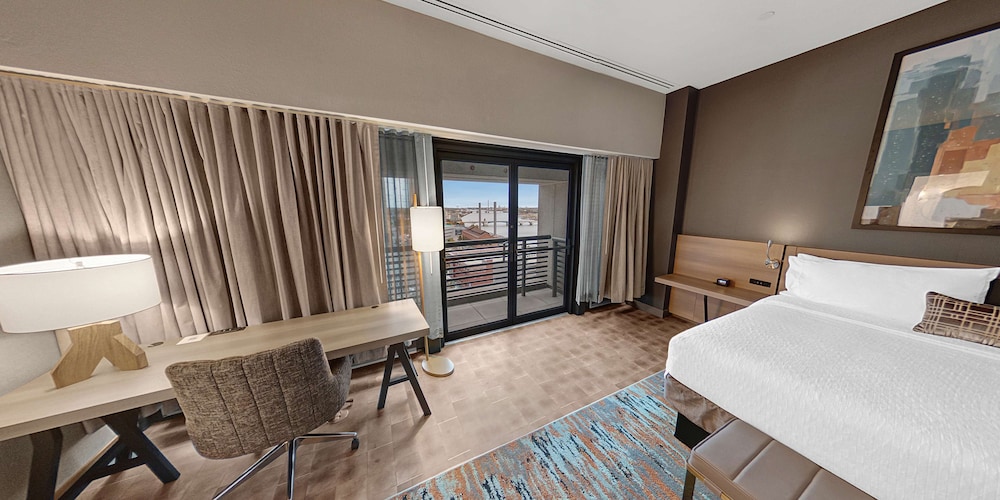 Suite, 1 Bedroom - Photo 1