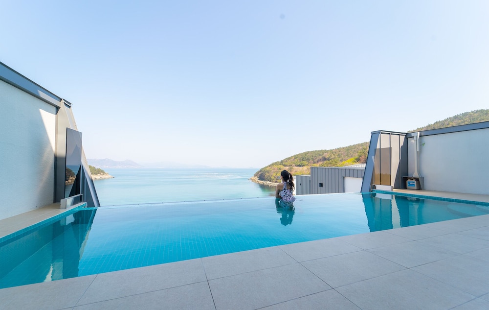 Rooftop Pool Villa A (No lukewarm water available in winter) - Photo 2