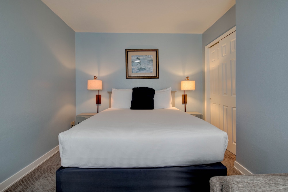 Queen Suite with Jetted Tub Partial Ocean View - Photo 2