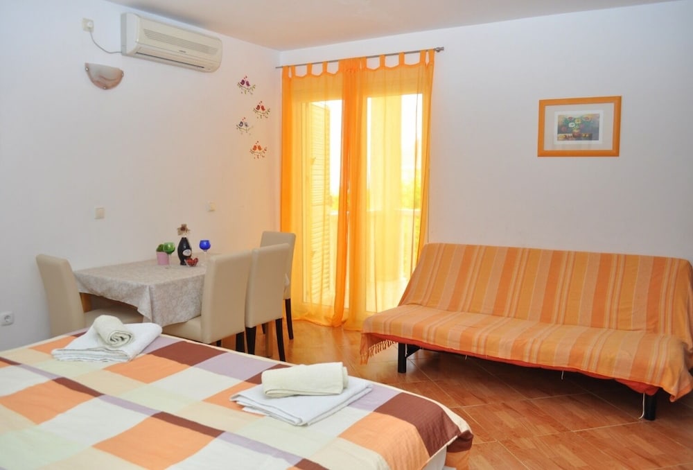 Studio (Ivi - big parking and courtyard - SA3)