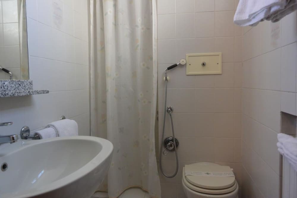 Twin Room, 2 Twin Beds - Photo 2