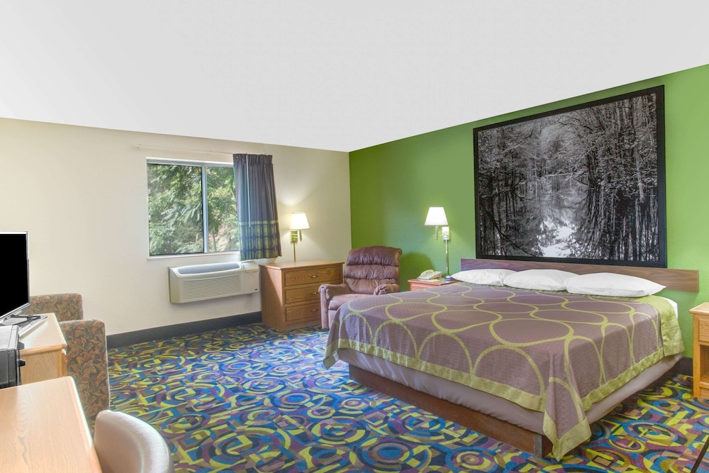 Suite, 1 King Bed, Microwave - Photo 1