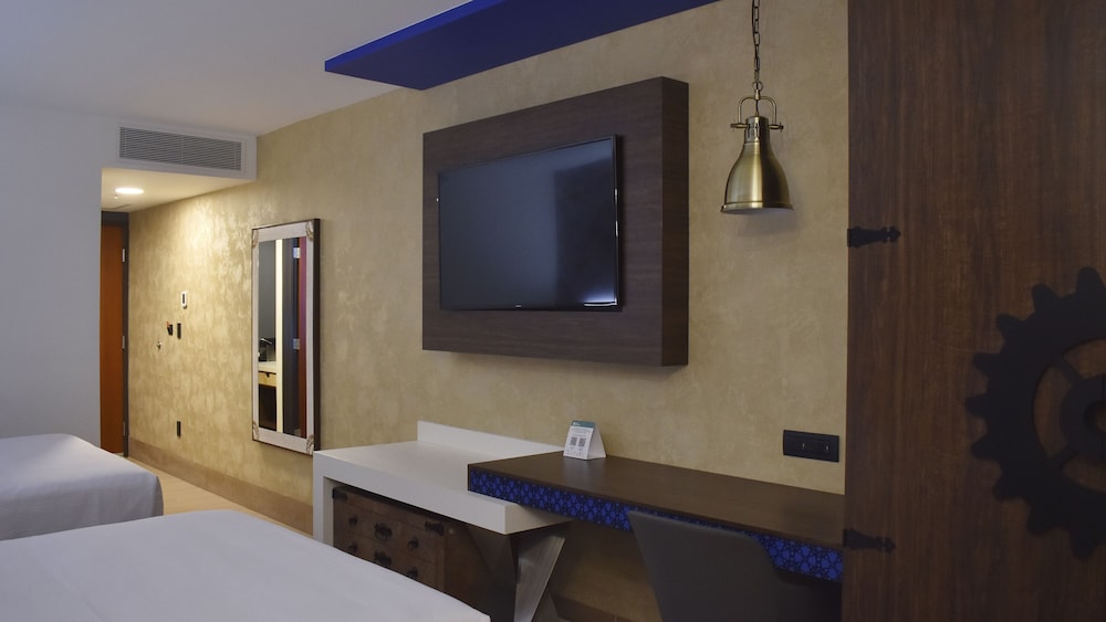 Standard Room, 2 Queen Beds - Photo 9