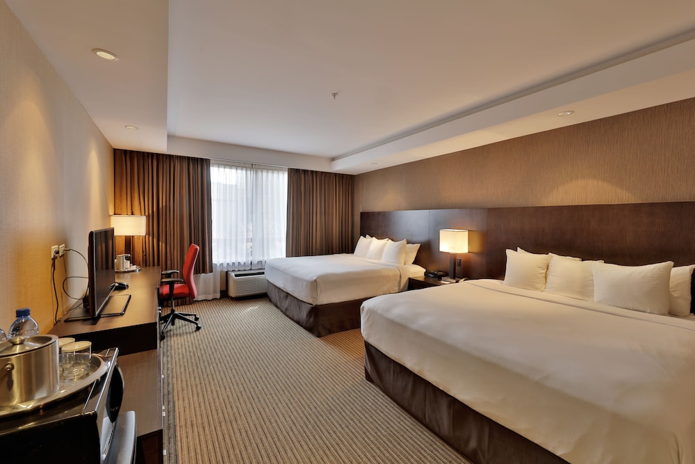 Premium Room, Multiple Beds - Photo 3