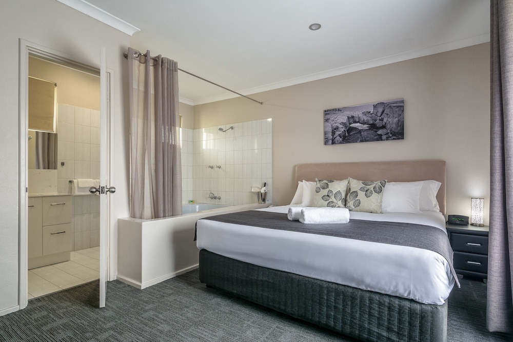 Executive Suite, 1 King Bed, Jetted Tub, Ground Floor photo 2