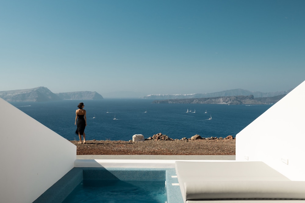 Deluxe Suite with Outdoor Mini Plunge Pool and Caldera View - Photo 6