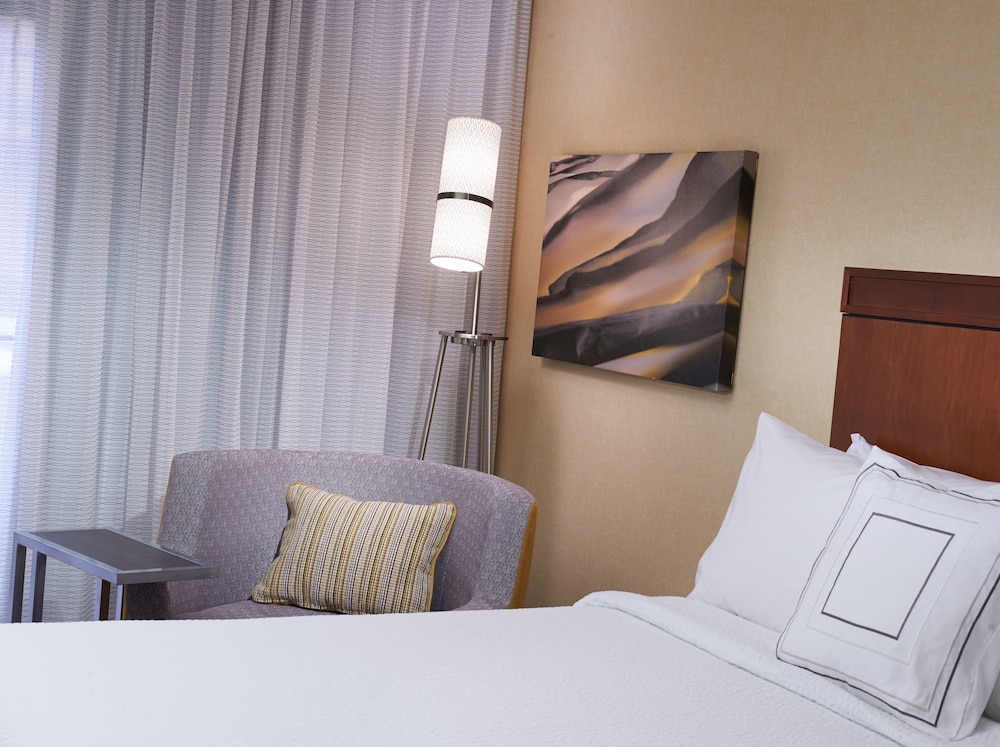 Suite, 1 Bedroom, Courtyard View - Photo 2