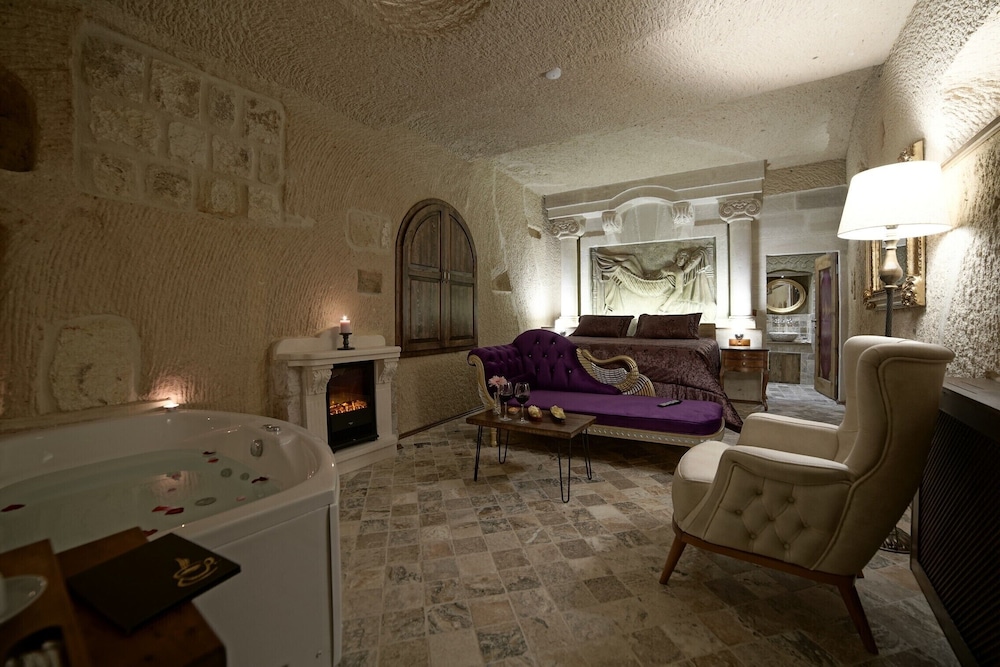Honeymoon Room, Jetted Tub photo 2
