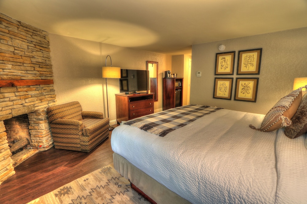 Honeymoon Room, 1 King Bed, Jetted Tub (Private Balcony) photo 2