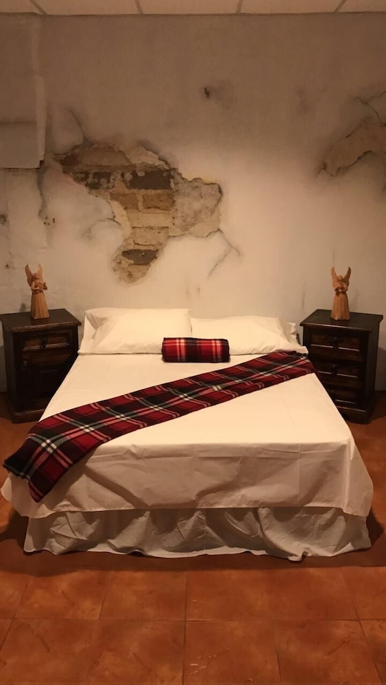 Basic Double Room, 1 Double Bed, Non Smoking, Private Bathroom photo 3