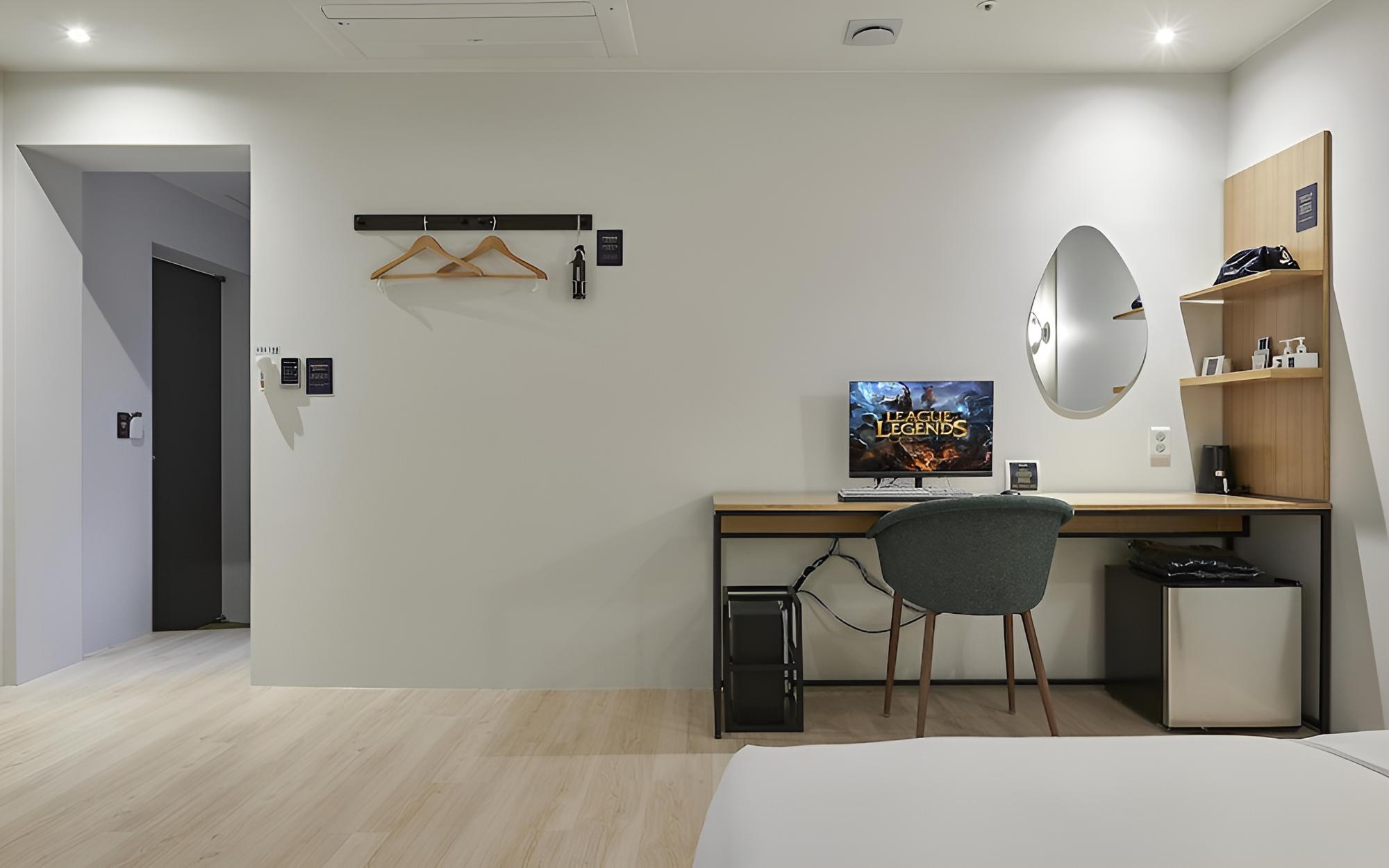 Room (Premium Movie (75" TV / Intel i3-9100) photo 1
