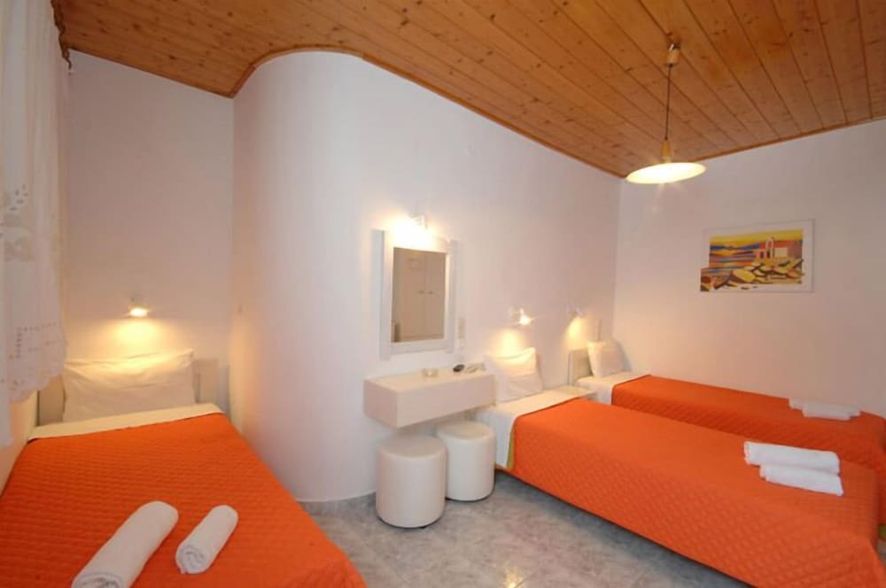 Economy Triple Room photo 1
