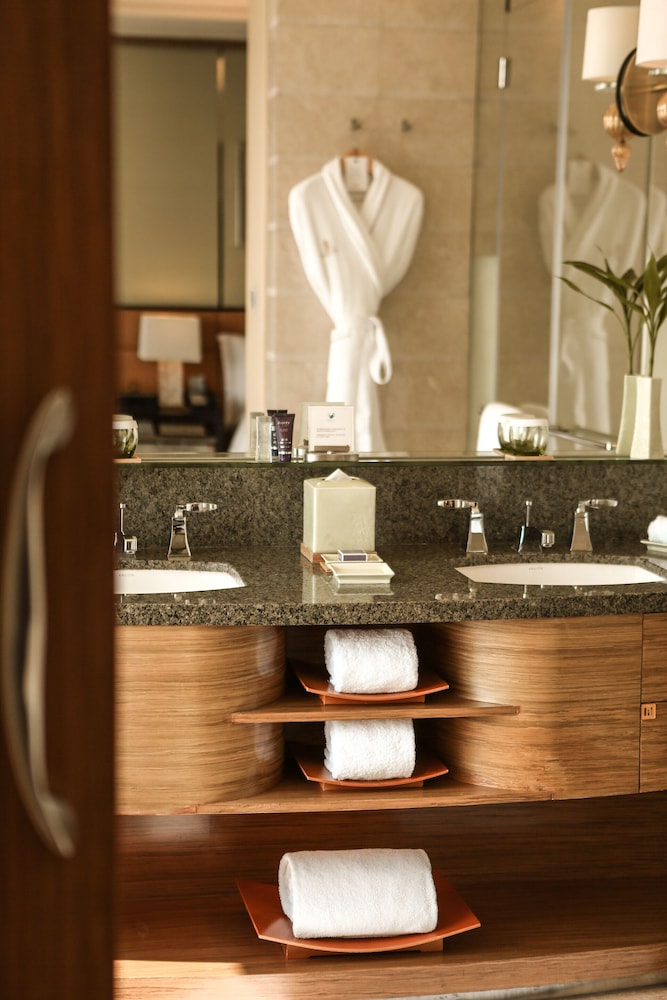 Club Executive Twin Bed Suite - Photo 5