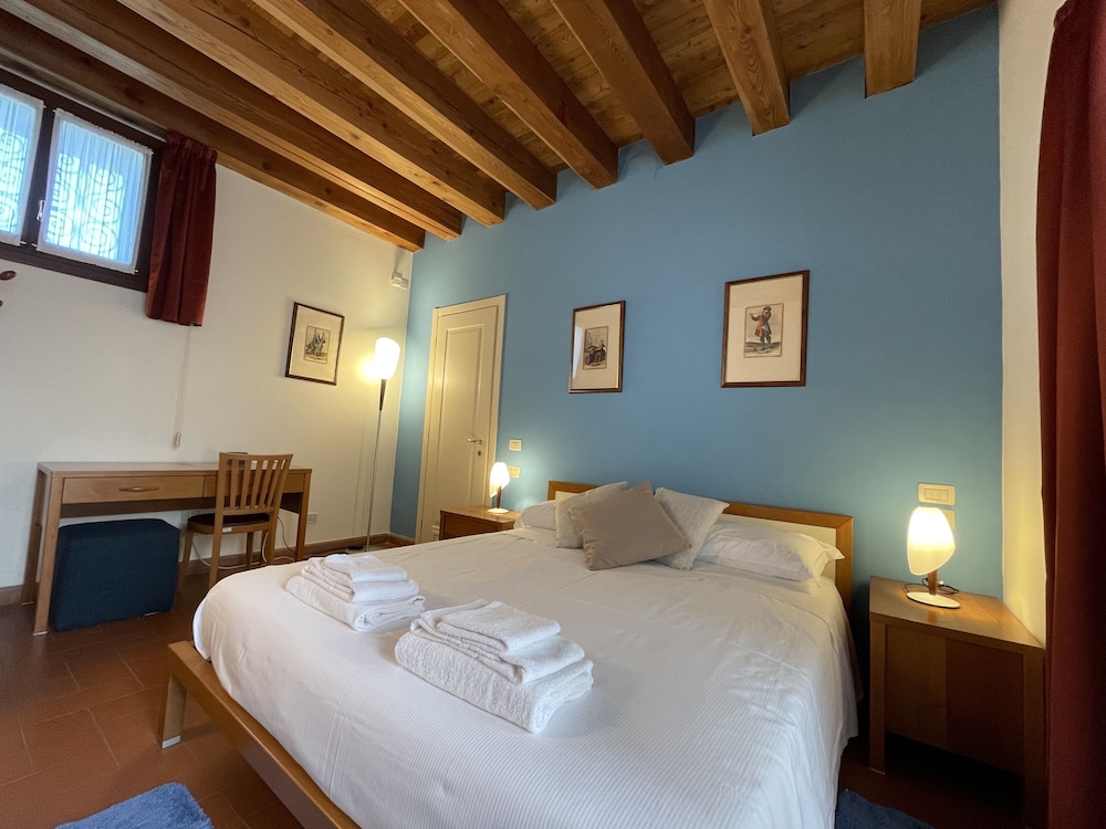 Economy Room, 1 Queen Bed photo 1