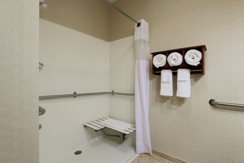 1 King, Mobility Accessible, Roll In Shower, Non-Smoking - Photo 5