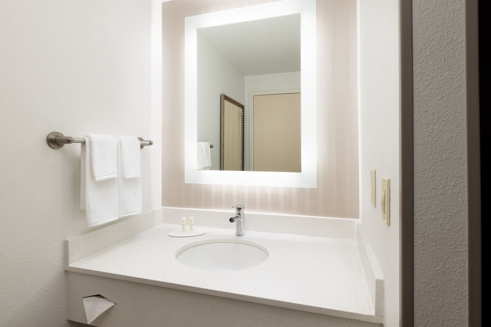 Suite - Photo 11