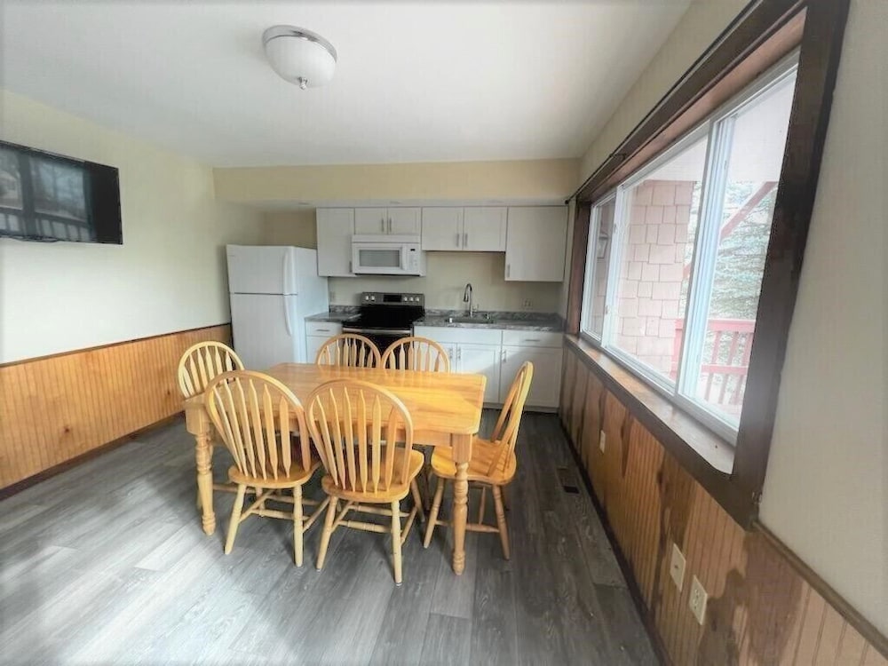 Lodge, 3 Bedroom, 2 Queen beds, 1 Double Bed, 1 Twin Bed, 2 Full Baths, Upstairs or Downstairs photo 3