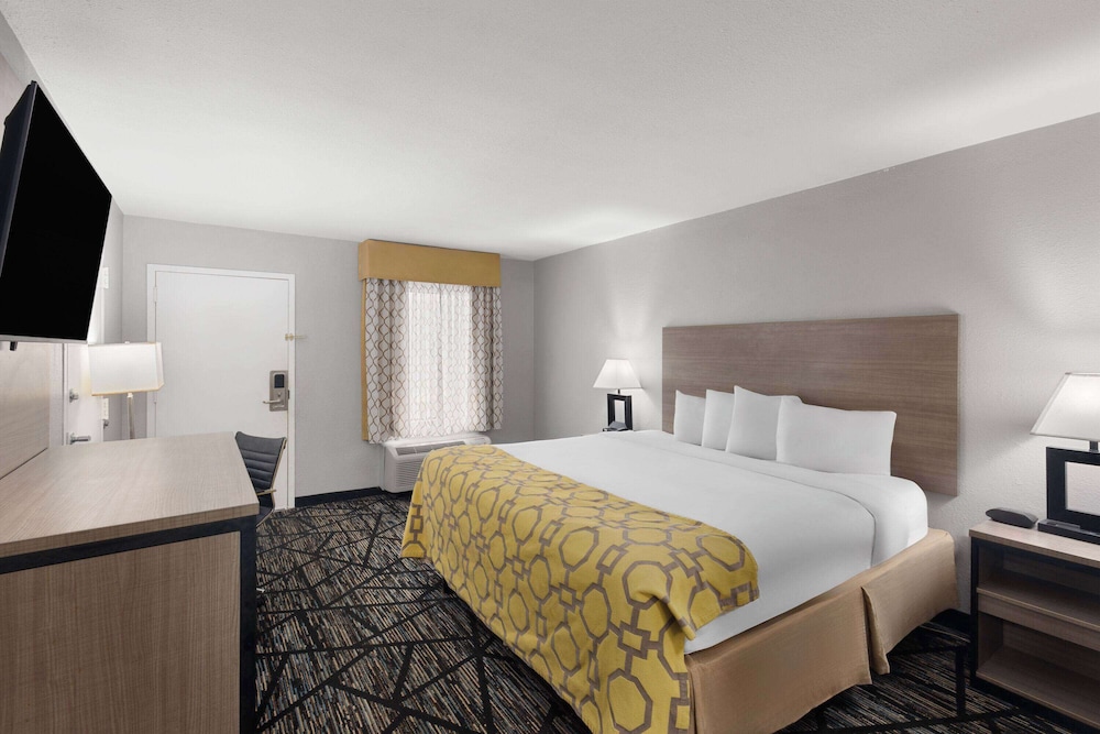 Studio Suite, 1 King Bed, Non Smoking - Photo 2