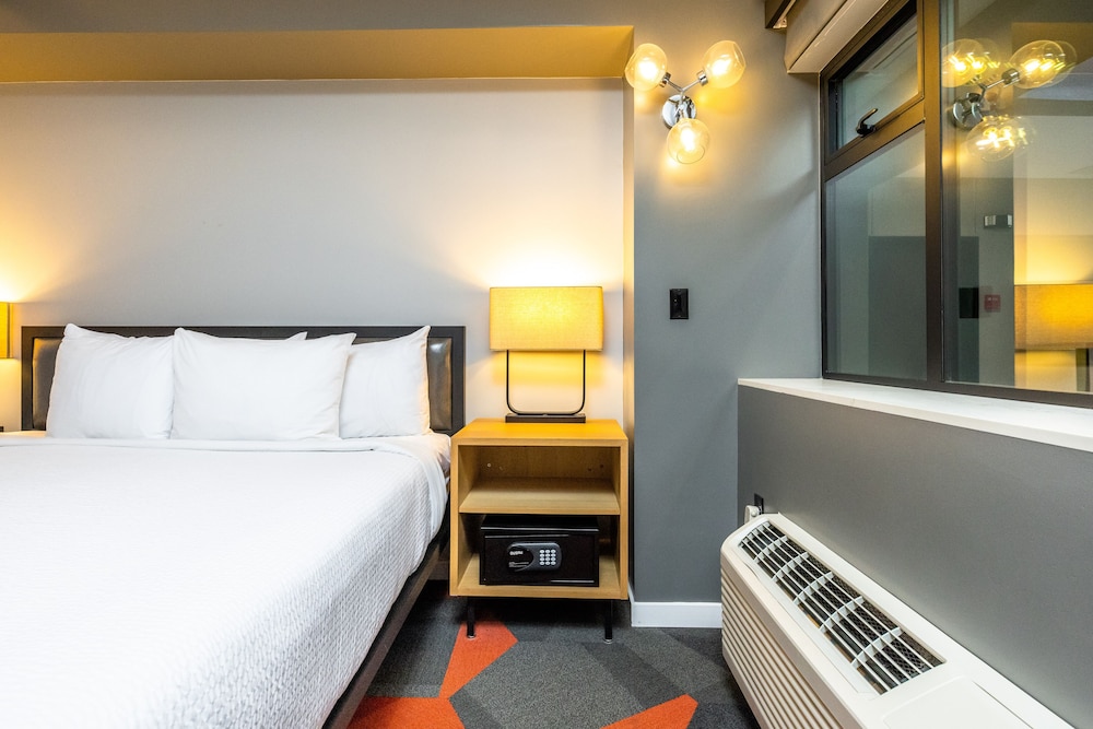 Room, 1 King Bed, Accessible, (Mobility, Hearing, Roll-in Shower) - Photo 2