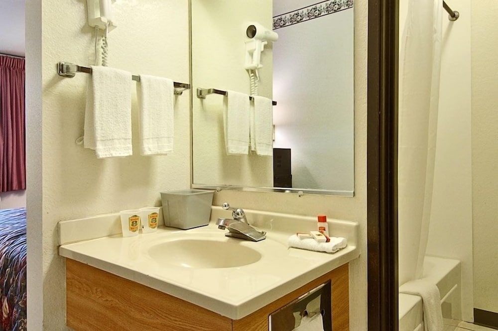 Standard Room, 1 King Bed - Photo 2