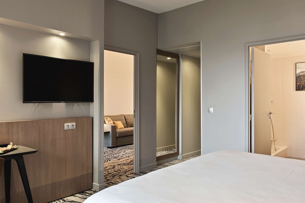 Suite, 1 King Bed, Terrace - Photo 5
