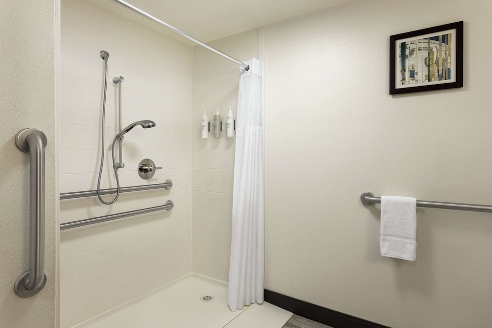 Room, 1 King Bed, Accessible, Non Smoking - Photo 3