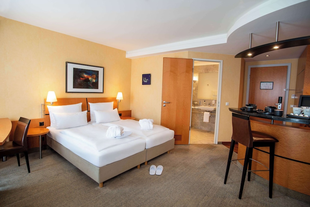 Business Room, 1 Double Bed, Kitchenette (Converts to 2 Twin Beds) - Photo 1