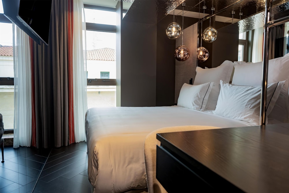 Room, 1 King Bed with Sofa bed thumbnail 5