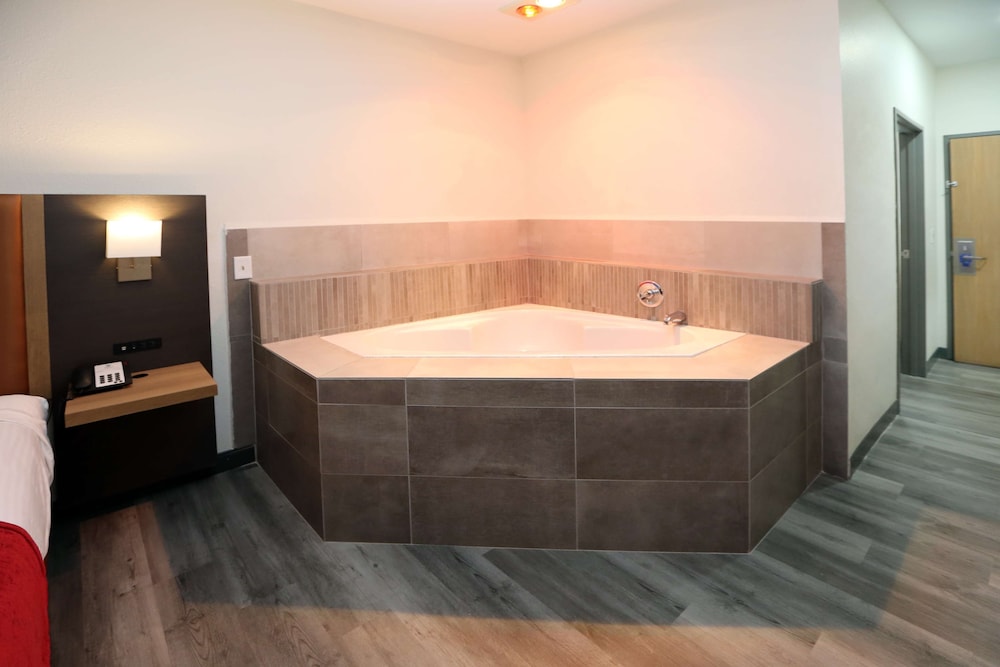 Standard Room, 1 King Bed, Non Smoking, Hot Tub - Photo 4