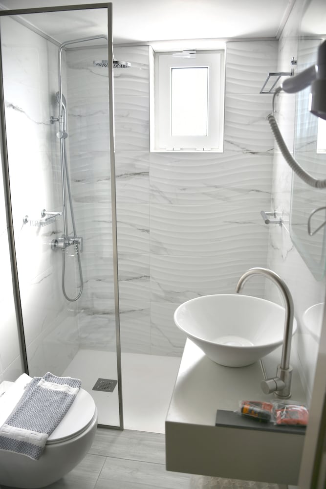 Superior Double Room, Sea View thumbnail 5