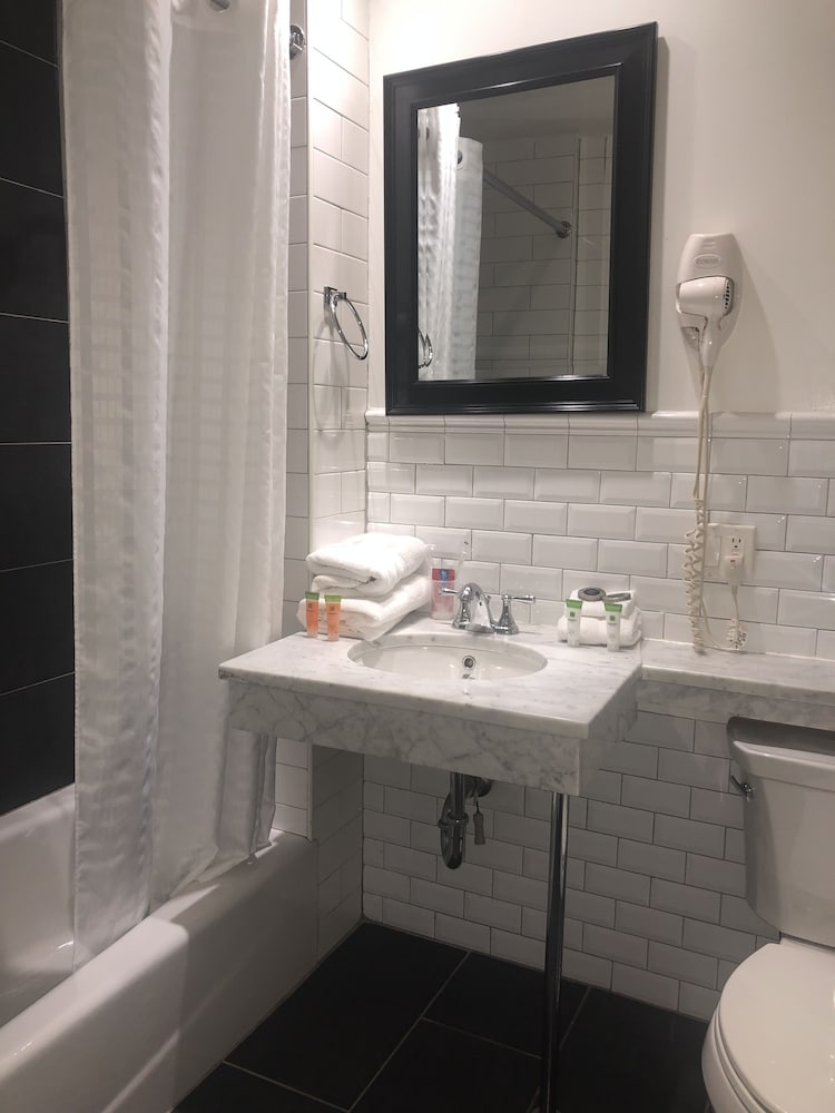 Basic Single Room, 1 King Bed, Accessible photo 3