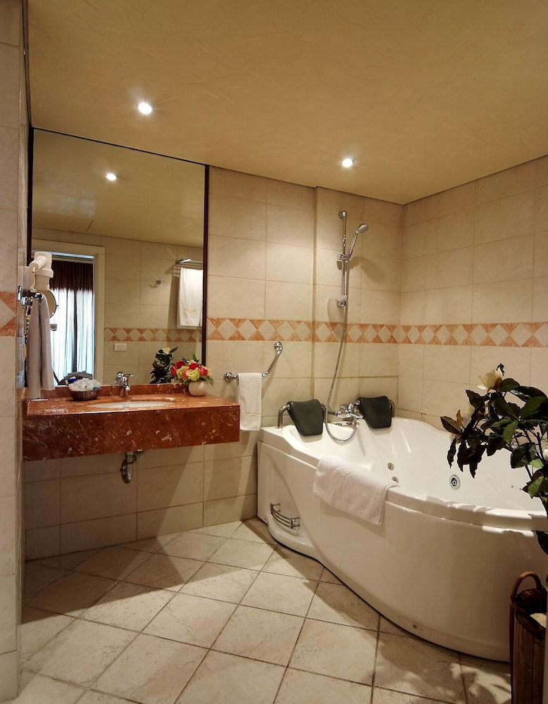Suite (Ambassador) - Photo 2