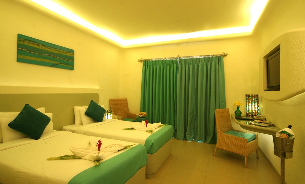 Deluxe Room, 1 Double Bed, Bathtub, Pool View photo 1