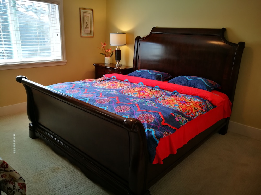 Comfort Room, 1 King Bed, Non Smoking, Shared Bathroom photo 1