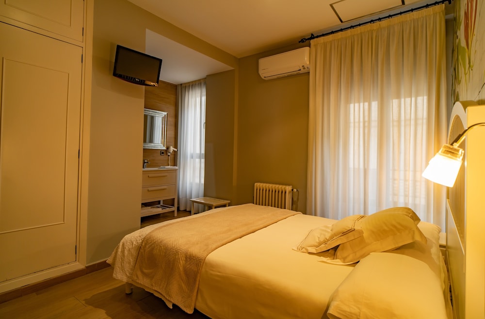 Double or Twin Room - Photo 3