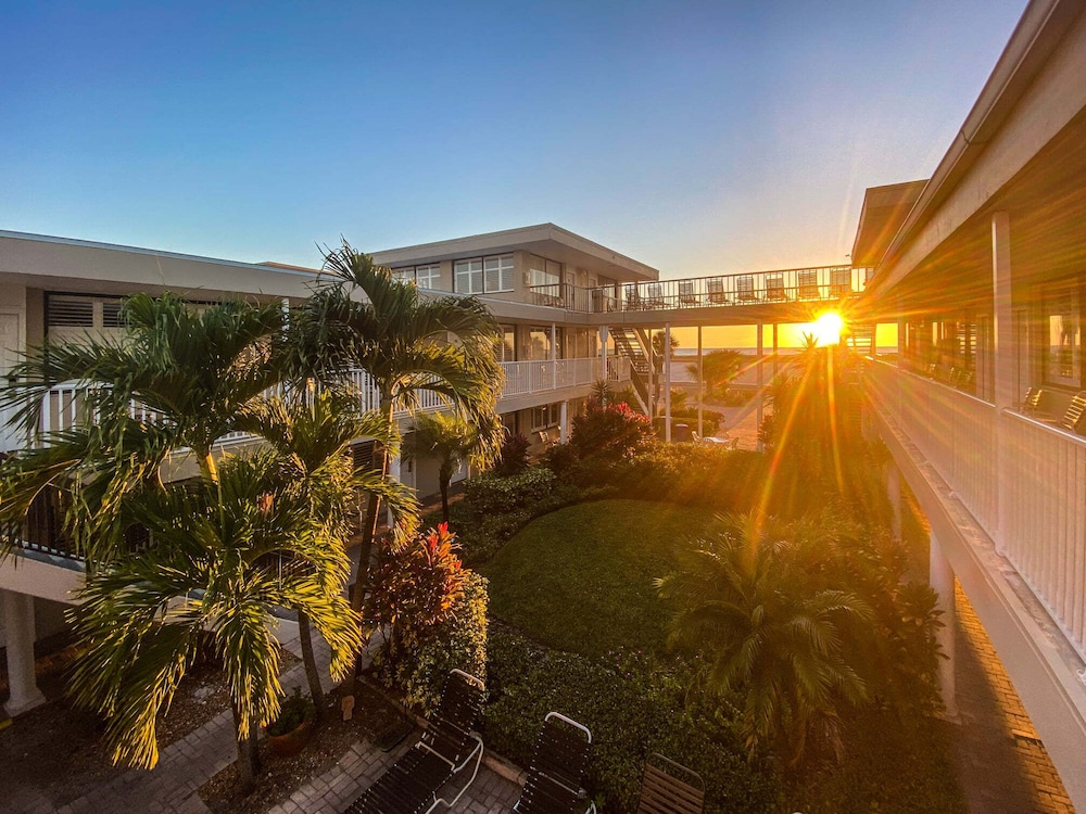 Suite, Courtyard View, Poolside (2nd Floor) photo 3