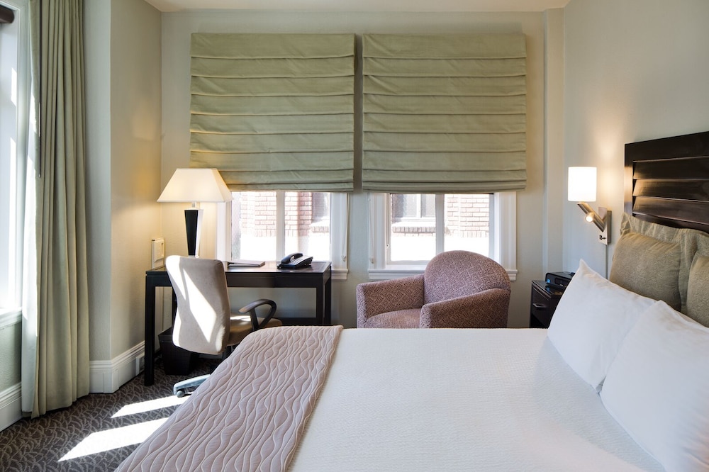 Corner Queen Bed CitySide View