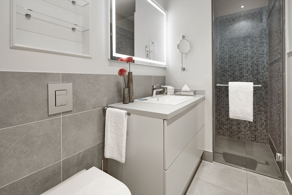 Available room thumbnail 6