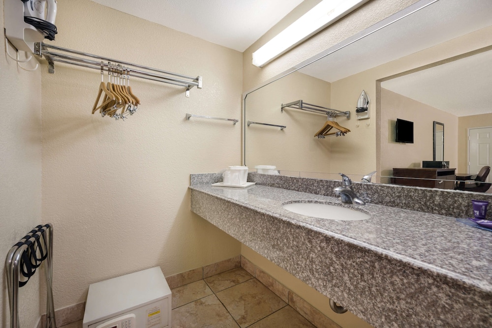 Room, Multiple Beds, Non Smoking - Photo 5