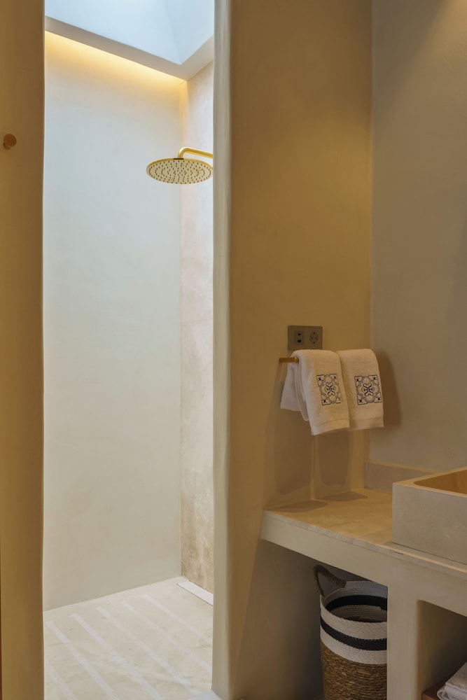 Deluxe Room - Photo 3