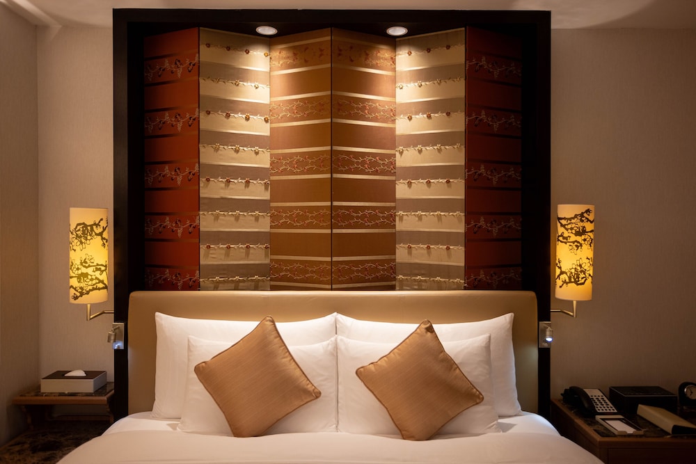 Garden Non-Smoking King Bed Executive Suite - Photo 5