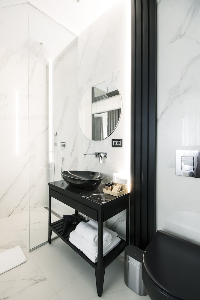Deluxe Suite - Photo 7