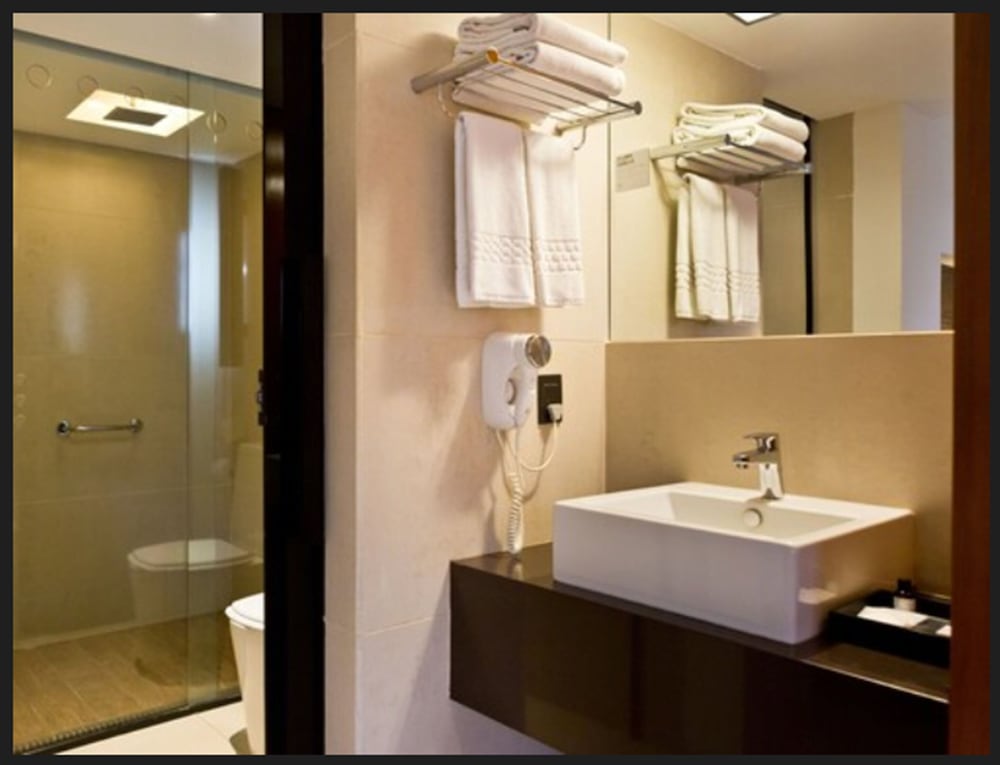 Available room thumbnail 6
