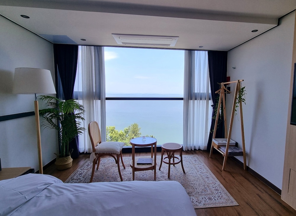 Standard Room, Non Smoking, Ocean View - Photo 6