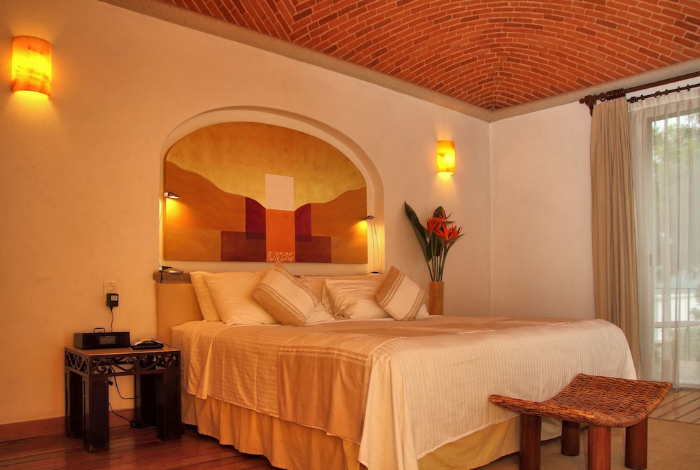 Romantic Suite with a Bathtub - Photo 5