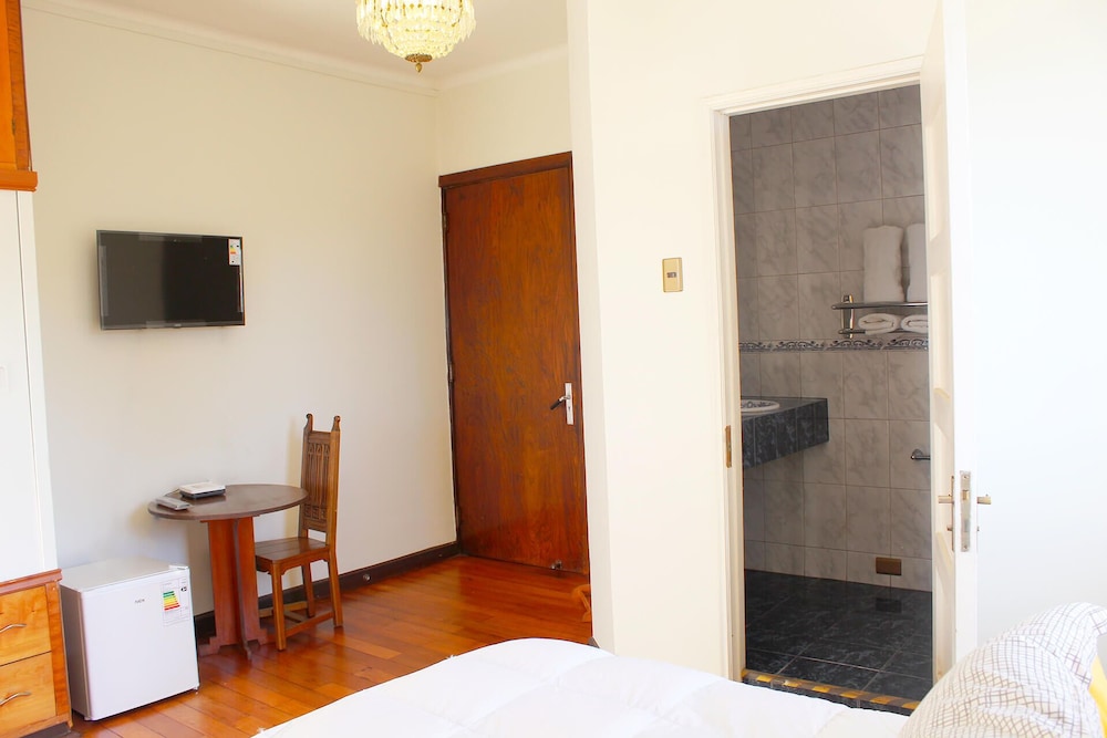 Superior Double Room, 1 Queen Bed, Private Bathroom, Partial Ocean View photo 3