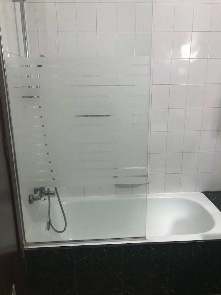 Basic Single Room - Photo 5