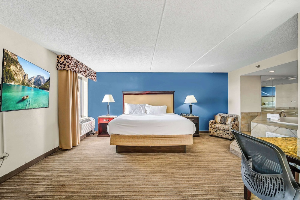 Suite, 1 King Bed, Non Smoking, Jetted Tub - Photo 3