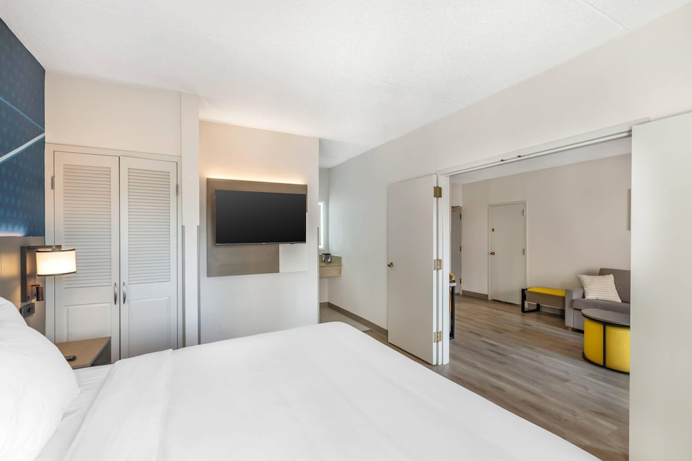Suite, 1 King Bed with Sofa bed, Non Smoking photo 3