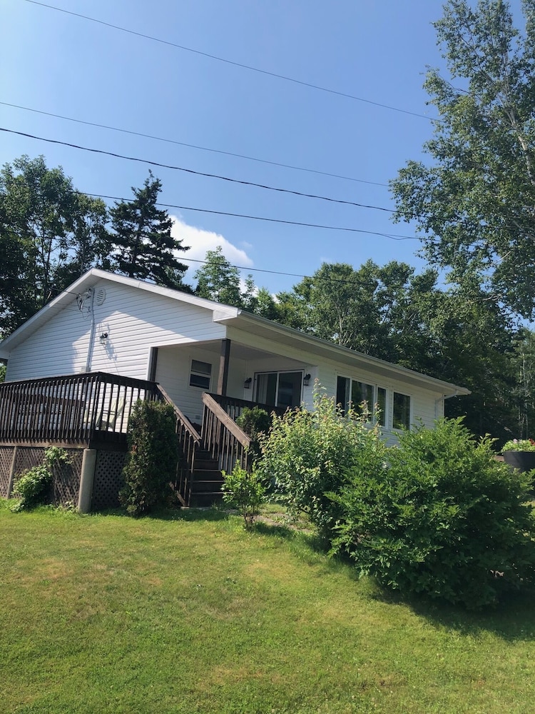 Two Bedroom Cottage - Two Queen Beds and Pull Out Sofa